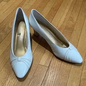 Life Stride Creamy White Pointed-Toe Mid Heel Pumps with Pleat Detail size 8.5 M